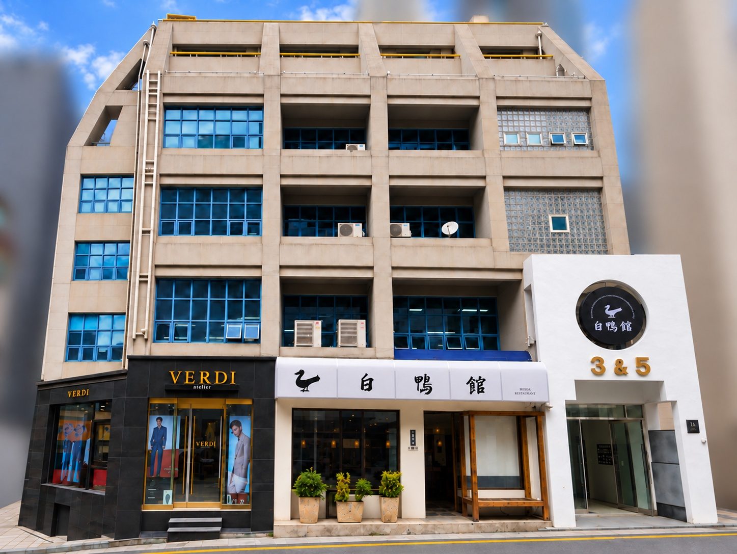 3&5빌딩 외관과 출입구